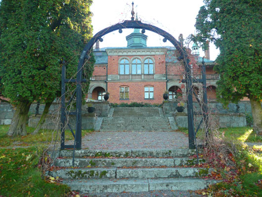 Stentrappor och portal mot slottets norrsida