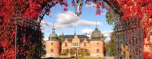 Rockelstad Slott portal med rda lv
